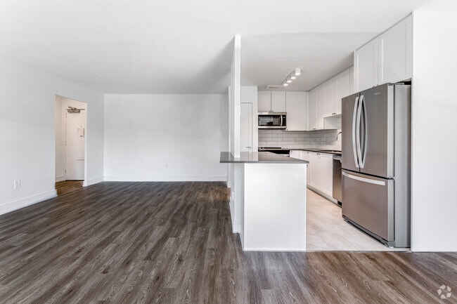 2BR, 1BA - 893SF - Living Room - 1301 Dundas St W