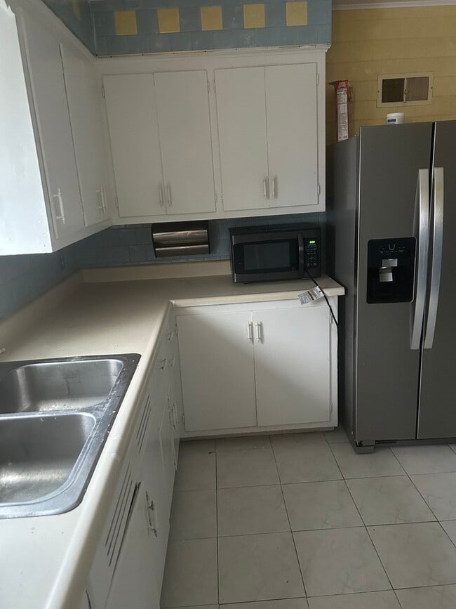 Building Photo - 716 Henry St