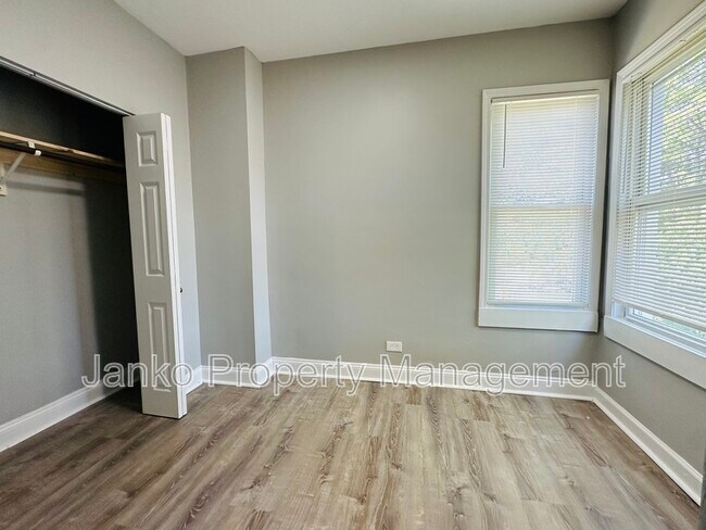 Foto del edificio - 5350 W Division St