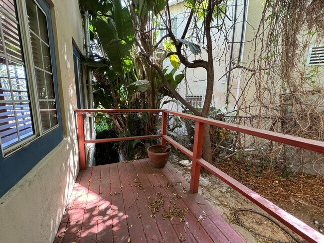 Foto del edificio - ALL UTILITIES INCLUDED 1920s Spanish courtyard building Walking distance to all Hollywood amenities