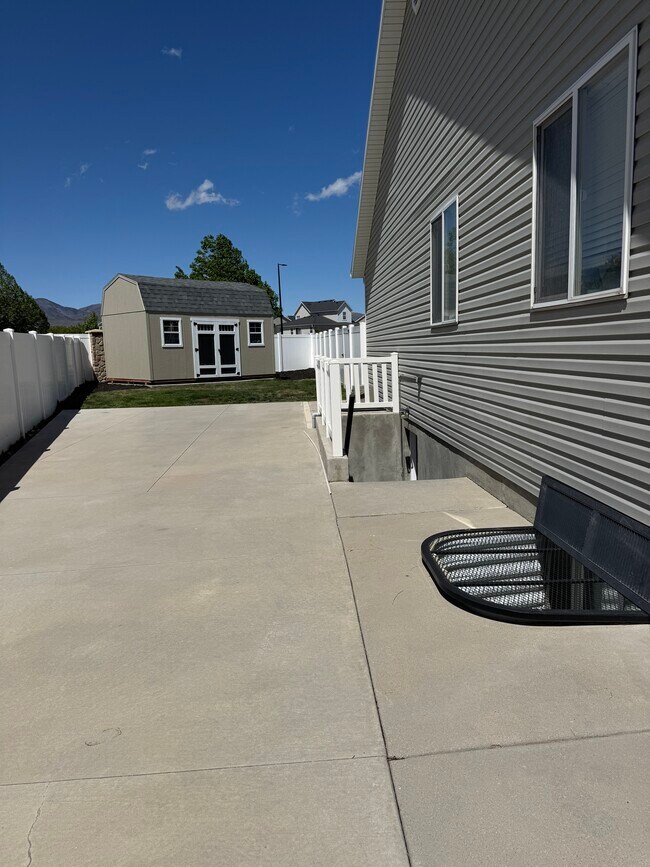 Patio lateral (2) - 6672 W Valley Oak Dr