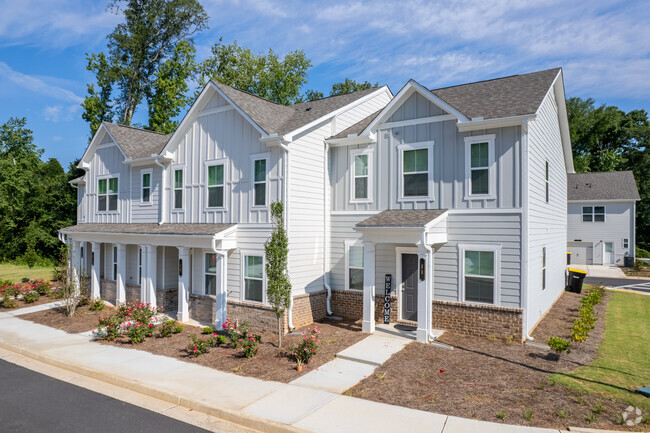 Building Photo - Covey Homes Newnan Village