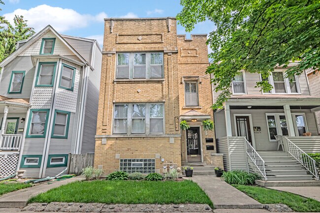 Building Photo - 2460 W Cullom Ave