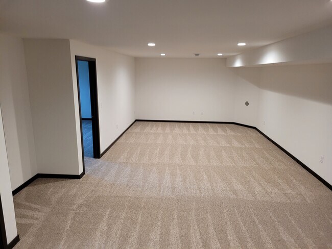 Building Photo - 706 Prospect Dr