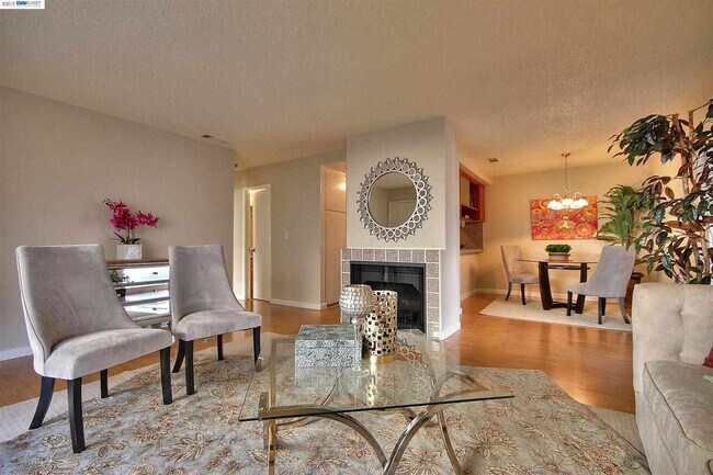 Foto del edificio - For Rent – Charming 2BR single level condo...