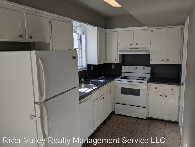 Building Photo - 319 W 19th St