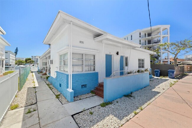 Foto del edificio - 8135 Crespi Blvd