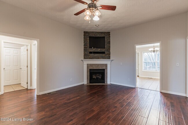 Building Photo - 147 Midway Dr