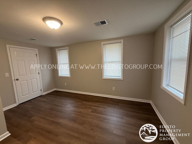 Foto del edificio - Freshly Renovated 3-Bedroom with Screened Porch