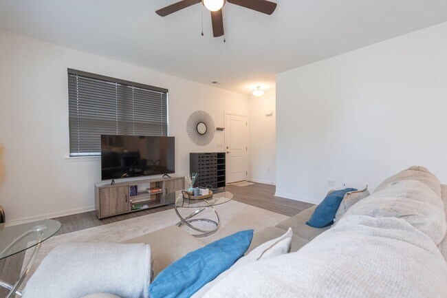 Foto del edificio - BEAUTIFUL Short Term Rental in the desired...