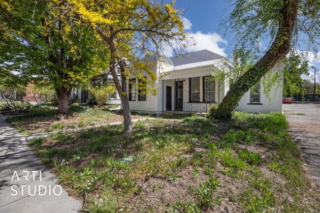 Building Photo - Cute and Cozy 3 Bedroom Home Close to U of...