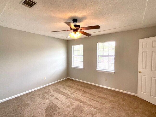 Building Photo - 3932 Miramar Ct