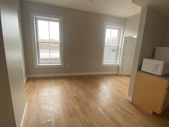 Foto del edificio - Putnam Winslow– $1,350 – 1 Bathroom Studio, 370 SQ.FT. – UTILITIES INCLUDED, Available 6/8/26