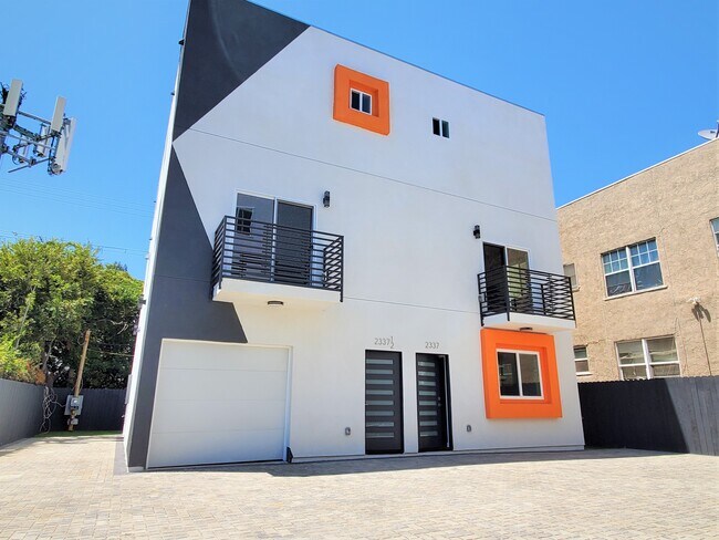 Building Photo - 2337 S Crenshaw Blvd