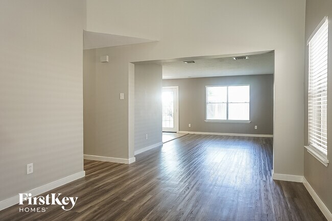 Foto del edificio - 7311 Village Lake Dr