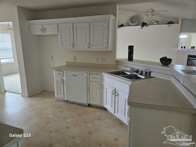 Building Photo - 10896 Country Ostrich Dr