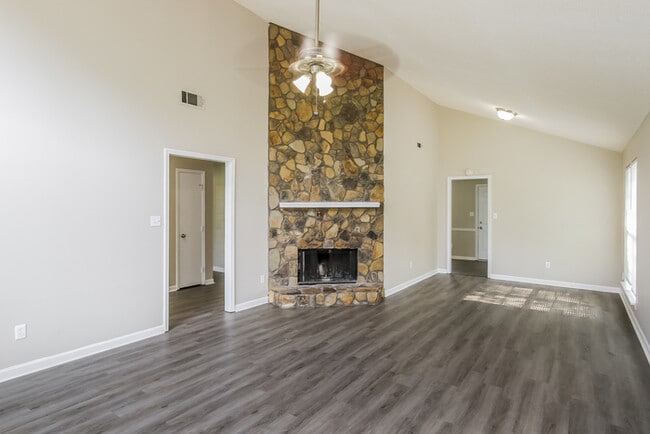 Building Photo - 3513 Hilltop Dr