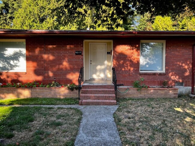 Building Photo - Home in Bremerton close to PSNS.