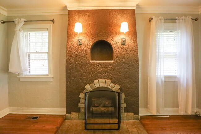 Foto del edificio - 3 Bed / 1 Bath in Midtown!