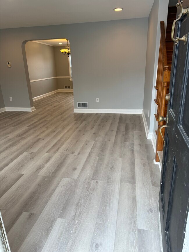 Main door family room - 970 Radcliffe Rd
