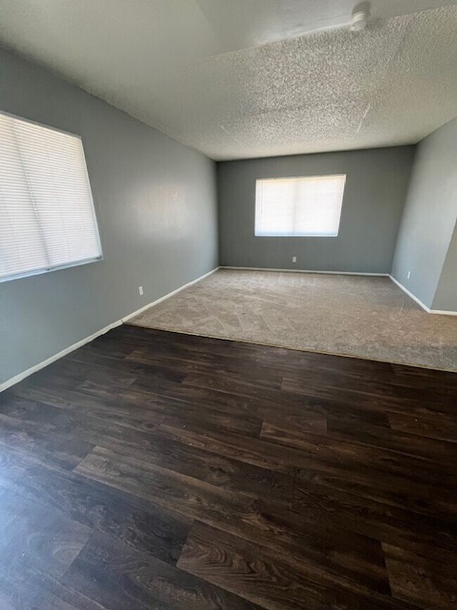 Foto del edificio - 737 Lilly Ln