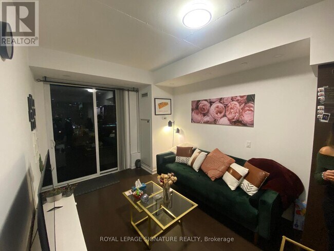 Building Photo - 1030 King St W