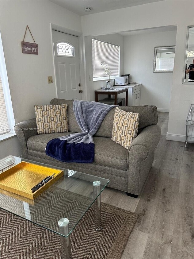 Foto principal - 116 SE 9th Ct