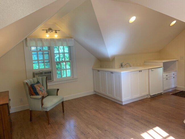 Building Photo - 2028 Potter St