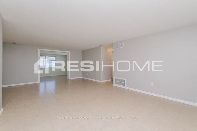 Building Photo - 2313 Roselawn Dr