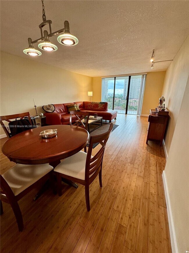 Foto del edificio - 18151 NE 31st Ct