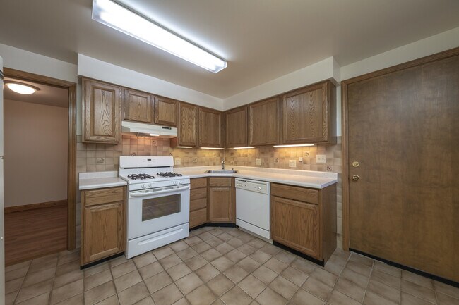Building Photo - 1413 W Oakdale Ave