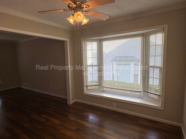 Foto del edificio - 106 N McLean Ct