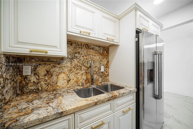 Building Photo - 7105 Miami Lakes Dr