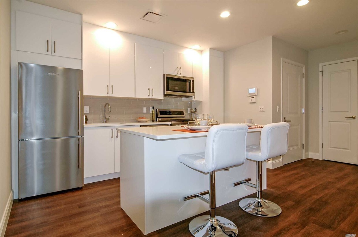 21 Lumber Rd Unit 2B, Roslyn, NY 11576 Room for Rent in Roslyn, NY