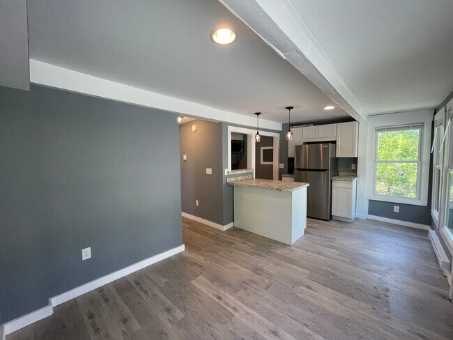 Living 3 - 220 Maple Ave