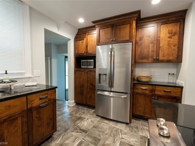 Foto del edificio - 4 Bedroom Home in Cleveland Heights