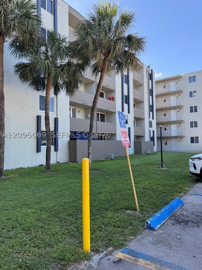 Building Photo - 10090 NW 80th Ct