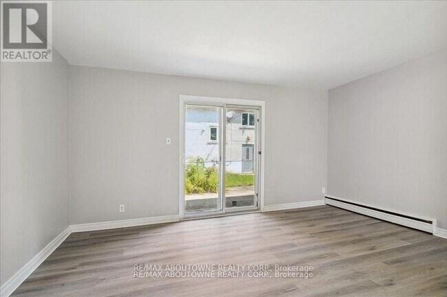 Building Photo - 2320 Hixon St