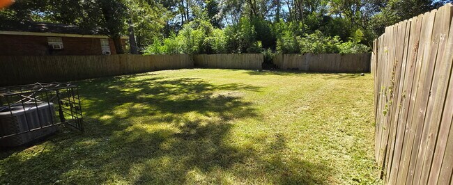 Foto del edificio - 3033 Woodview Dr
