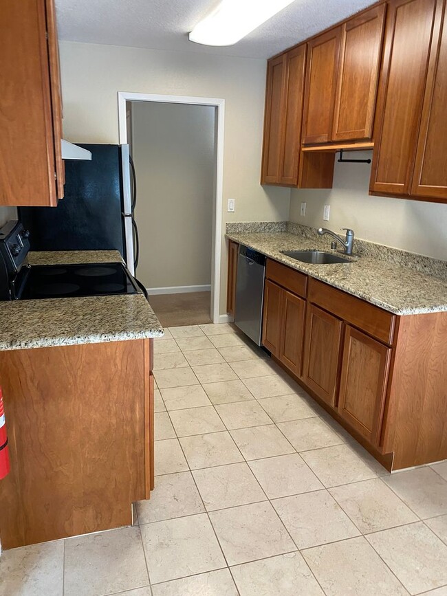 Building Photo - 2 bed 2 bath Condo nestled in the Parkview...