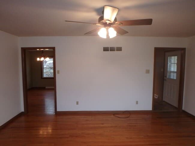 Building Photo - 2300 N Semon Rd