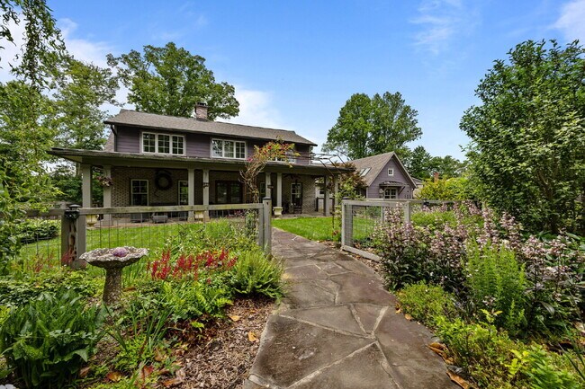 Building Photo - Charming Furnished Estate with Full-Servic...