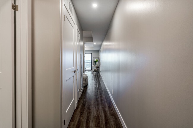 Building Photo - 15 Queen St S