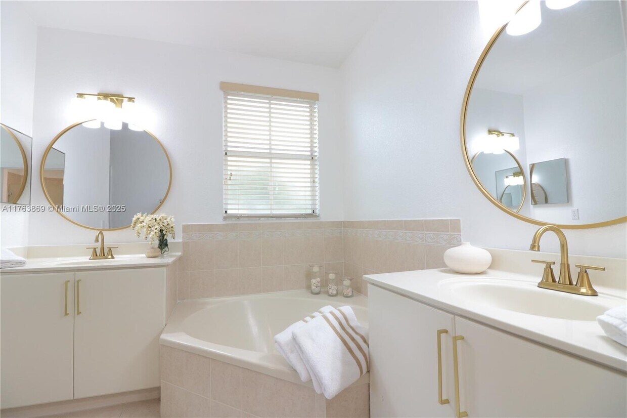 Foto principal - 10868 NW 84th St