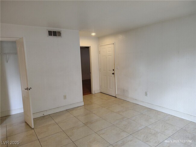 Building Photo - 5055 W Hacienda Ave