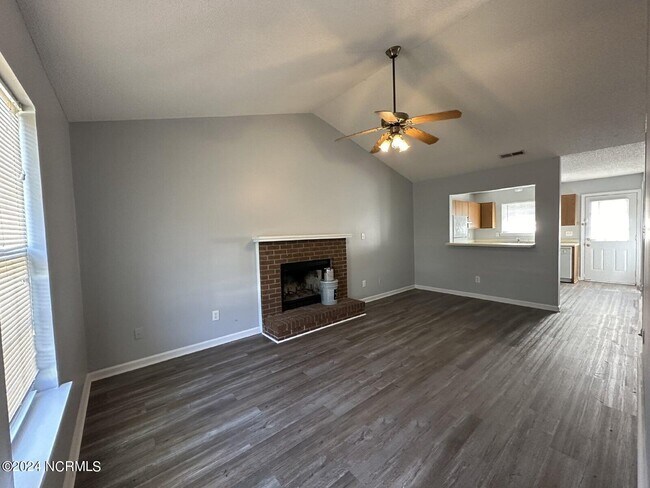 Foto del edificio - 205 Live Oak Ct