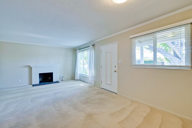 Building Photo - Excellent 4 bed 2.5 Bath Single Family Home!