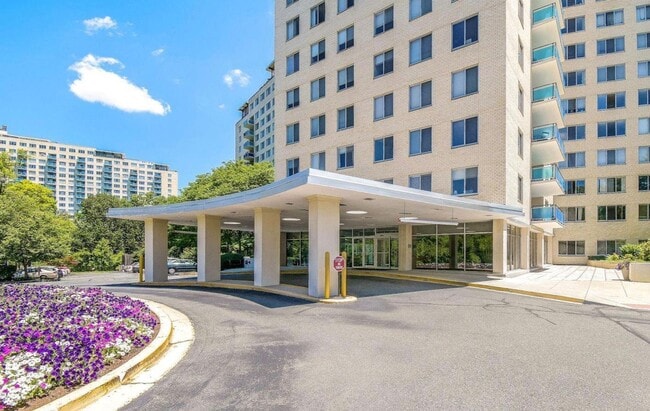 Foto del edificio - Fabulous LOCATION -- Studio located in Grosvenor Park with ALL UTILITIES included.