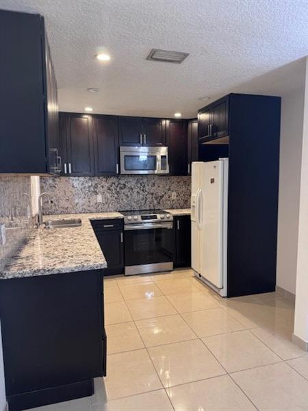 Foto del edificio - 2836 Carambola Cir S