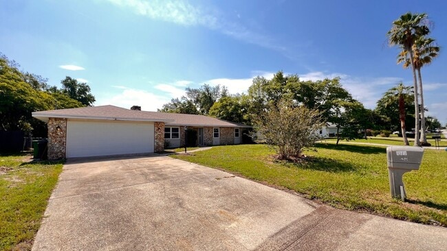 Building Photo - $500 off a month of rent!!! Great 3 bedroom,2 bath home in Deltona! (Leasing Admin Fee WAIVED!!!)